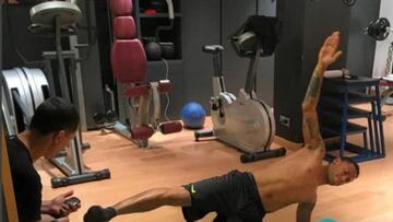 Neymar, haciendo ejercicios en el gimnasio para demostrar que el gran estado de forma que atraviesa no es casualidad