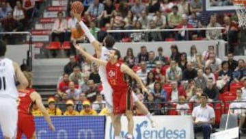 Mirotic atrapa el bal&oacute;n ante la presi&oacute;n de Llompart.