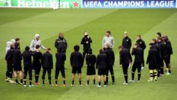 J&uuml;rgen Klopp da instrucciones a sus pupilos en el centro del estadio Santiago Bernab&eacute;u durante el entrenamiento de esta tarde.