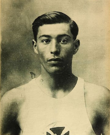 El considerado mejor atleta de la historia de Chile tuvo la oportunidad de ser el abanderado nacional durante los Juegos Olímpicos de Ámsterdam 1928. En dichos juegos, Plaza obtuvo la medalla de plata en la prueba de la maratón y se convirtió en el primer medallista olímpico chileno.