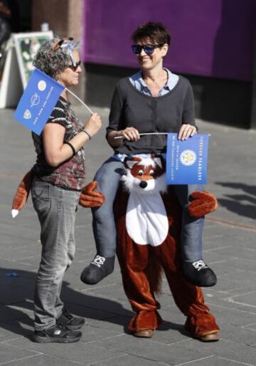 Dos aficionadas del Leicester durante el desfile del equipo por la ciudad.