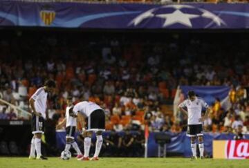 0-2. Los jugadores ches desolados tras encajar el segundo tanto de Hulk.
