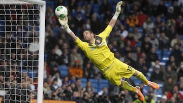 Casilla, en una estirada con la camiseta perica.