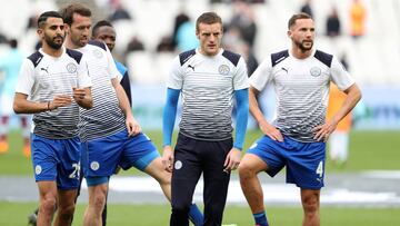 Vardy, entre Mahrez y Drinkwater durante un entrenamiento.