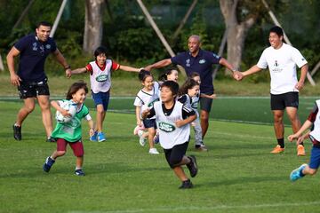 El sudafricano Bryan Habana (de azul, a la izquierda) y el australiano George Gregan (de azul, en el centro), símbolos de sus selecciones durante años, son ahora embajadores del deporte que les lanzó a la fama. Por eso, con motivo del Mundial de Japón, participaron activamente en eventos para enseñar el rugby a los más pequeños.