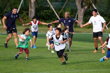 El sudafricano Bryan Habana (de azul, a la izquierda) y el australiano George Gregan (de azul, en el centro), símbolos de sus selecciones durante años, son ahora embajadores del deporte que les lanzó a la fama. Por eso, con motivo del Mundial de Japón, participaron activamente en eventos para enseñar el rugby a los más pequeños.