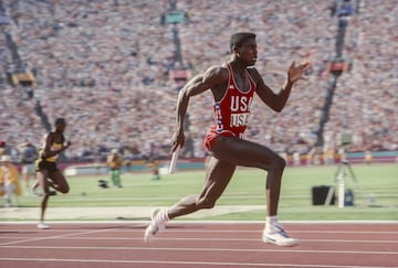 El mítico Carl Lewis ganó los 100 y 200 metros lisos, el salto de longitud y el relevo 4x100. 