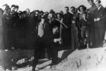 Santiago Bernab¨¦u picando para colocar la primera piedra del Estado que llevar¨¢ su nombre