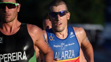 Fernando Alarza, en el tramo a pie de la Gran Final de las Series Mundiales de Triatl&oacute;n disputada en la Isla de Cozumel, M&eacute;xico.