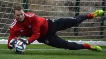 JUGARÁ. Neuer realiza una estirada en el entrenamiento de ayer.