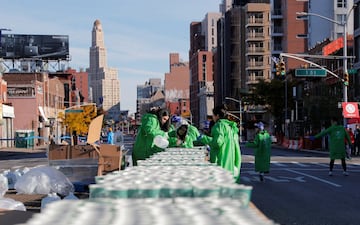 Los voluntarios ultiman los preparativos antes del comienzo de la Maratón de Nueva York. 