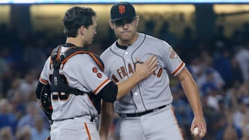 Matt Moore es consolado por Buster Posey tras perder su no-hitter contra los Dodgers.