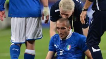 Italian defender Giorgio Chiellini asks for medical assistance during the Euro 2012 football championships match Italy vs Republic of Ireland on June 18, 2012 at the Municipal Stadium in Poznan.    AFP PHOTO / GIUSEPPE CACACE