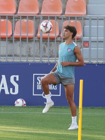 El delantero portugu¨¦s, Jo?o F¨¦lix, entrenando en las instalaciones deportivas del Cerro del Espino.