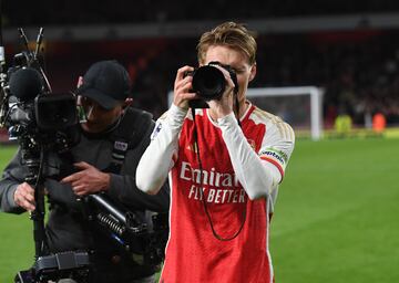 Martin Odegaard celebra con una cámara de fotos el triunfo del Arsenal ante el Liverpool.