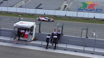 El Toyota TS050 en Portimao y Fernando Alonso, en el muro. 