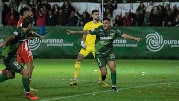 O CARBALLIÑO (OURENSE), 13/11/2022.- El delantero del Arenteiro Antón Escobar celebra el primer gol del partido contra el Almería, correspondiente a la primera fase de la Copa del Rey disputado hoy domingo en el estadio O Espiñedo, en O Carballiño. EFE/ Brais Lorenzo
 Arenteiro vs Almería