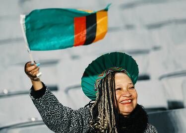 Aficionados zambianos en las gradas del estadio Eden Park.