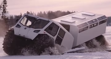 El veh¨ªculo se anuncia como un todoterreno real. Con unas ruedas que adaptan la presi¨®n al agarre necesario sobre hielo o agua, entre otros terrenos.