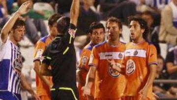 <b>LOS DESQUICIÓ. </b>Muñiz expulsa a Mosquera ante el asombro del propio jugador y de Parejo.