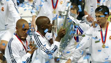 FINAL DE LA LIGA DE CAMPEONES CHAMPIONS LEAGUE REAL MADRID BAYER LEVERKUSEN EN GLASGOW ROBERTO CARLOS MAKELELE BESANDO LA COPA RAUL