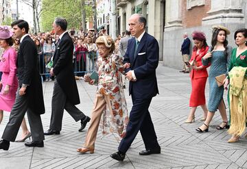 La abuela paterna de la novia, Carmen Fernández de Araoz, conocida como Piru Urquijo sale de la parroquia del Sagrado Corazón y San Francisco de Borja.