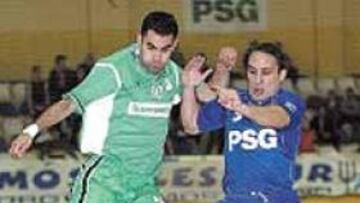 <b>CERTERO. </b>Joan e Isi. El Boomerang hunde un poco más al Móstoles.