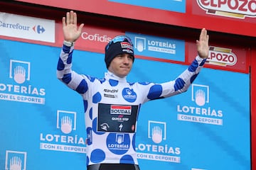 Remco Evenepoel en podio con el maillot de líder de la montaña.