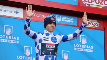 Remco Evenepoel en podio con el maillot de líder de la montaña.