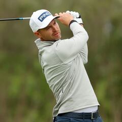 Bryce Easton lidera el torneo, interrumpido por falta de luz