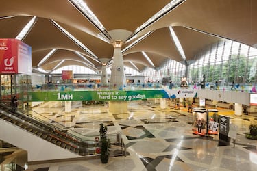 Es uno de los más bonitos del mundo, pero también uno de los que mejor ha interpretado la arquitectura moderna, dotando a este edificio público de un aspecto futurista que parece sacado de películas como Blade Runner. El contraste entre sus colores oscuros y los efectos de luces lo dotan de unas vibraciones tecnológicas de lo más sorprendentes.