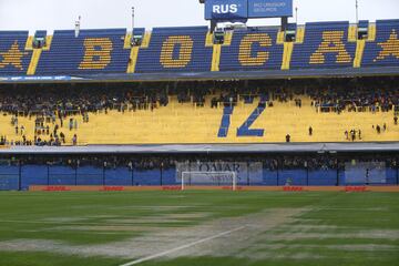 El partido de ida de la final de la Copa Libertadores entre Boca Juniors y River Plate ha tenido que ser suspendido debido a las fuertes lluvias.