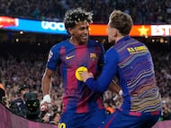 BARCELONA, 11/04/2026.- El jugador del Barcelona Lamine Yamal, celebra su gol contra el Espanyol, durante el partido de la jornada 31 de LaLiga EA Sports que FC Barcelona y RCD Espanyol disputan este sábado en el Camp Nou. EFE/ Enric Fontcuberta