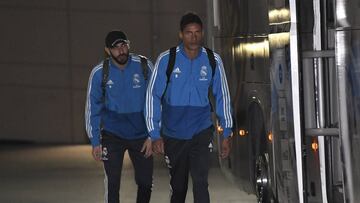 Varane, junto a Benzema, en una concentración del Real Madrid.
