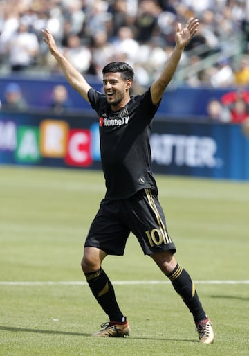 Carlos Vela celebra ante la afición que se dio cita en el StubHub Center.