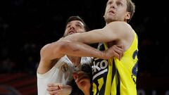 Felipe Reyes lucha un rebote con Jan Vesely.