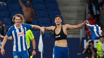 CORNELLÁ-EL PRAT (BARCELONA), 31/08/2024.- El delantero del Espanyol Alejo Véliz (d) celebra el segundo gol de su equipo durante el partido de la cuarta jornada de LaLiga entre el RCD Espanyol y el Rayo Vallecano, este sábado en el estadio RCDE Stadium. EFE/ Toni Albir
