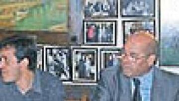 <b>EL CLÁSICO EN EL DONOSTIARRA. </b>Buyo, Del Bosque, Landáburu, Quique Estebaranz, Miguel Reina, Schuster, Martín Vázquez y Antonio Ruiz, durante la comida.