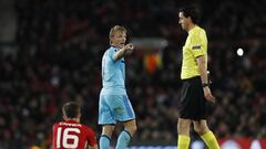 Un árbitro indigna al United por saltarse el control de seguridad