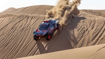 Shubaytah (Saudi Arabia), 10/01/2024.- Carlos Sainz of Spain drives his Audi RS Q E-TRON E2d during stage 5 of the 2024 Rally Dakar from Al Hofuf to Shubaytah, Saudi Arabia, 10 January 2024. (Arabia Saudita, España) EFE/EPA/Andrew Eaton
