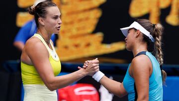 Aryna Sabalenka y Jessica Bouzas se saludan después de su partido en el Open de Australia.