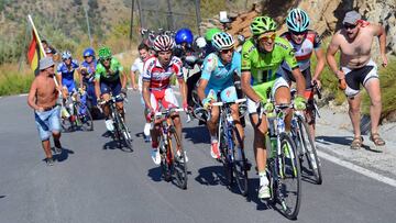 Los ciclistas afrontan la subida a Sierra Nevada en la Vuelta a Espa&ntilde;a 2013.
 
 
 
 