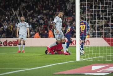¡¡DOBLETE DE ANSU FATI!! ¡De nuevo combinación de Messi y el canterano! ¡Recibió dentro del área, disparó con potencia con la zurda, Aitor no blocó bien la pelota y se introdujo el balón en su portería!