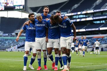 El equipo de Carlo Ancelotti ganó por 0-1 en el debut de la Premier League 2020/2021. James debutó, jugó 91 minutos y tuvo un gran papel. Yerry Mina fue el jefe de la defensa. Calvert Lewin marcó el gol del triunfo. 