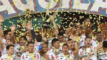 MEDELLIN, COLOMBIA - DECEMBER 16: Sebastián Viera of Junior lifts the trophy to celebrate with his teammates after the second leg final match of the Torneo Clausura Liga Aguila 2018 between Independiente Medellin and Junior at Estadio Atanasio Girardot on December 16, 2018 in Medellin, Colombia. (Photo by Gabriel Aponte/Getty Images)