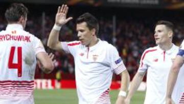 Konoplyanka, con Krychowiak y Gameiro.