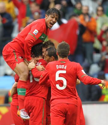 La selección portuguesa llegaba a este choque con unas cifras impresionantes: llevaba 16 meses sin perder y nueve sin encajar gol en partido oficial. Su racha había comenzado en febrero de 2009, con una victoria ante Finlandia, y desde entonces había sumado 19 encuentros sin perder, con 34 goles marcados por tan sólo tres recibidos. La clave de esta racha estaba en la seguridad de su portero Eduardo, y su defensa, en donde sobresalían Pepe y Ricardo Carvalho. Arriba, Cristiano era el dinamitador de las porterías rivales…