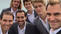 Roger Federer y Rafa Nadal posan para un selfi junto al resto de jugadores del equipo de Europa antes de la Laver Cup.