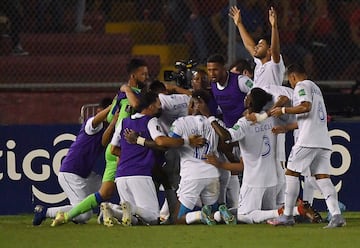 Jugadores de Honduras festejan un gol en contra de Panamá en las eliminatorias