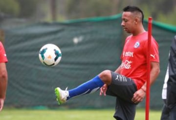 La selección chilena Sub 20 ya se prepara en Uruguay para el debut con Brasil este jueves a las 19:00. Bernardo Cerezo en la foto.